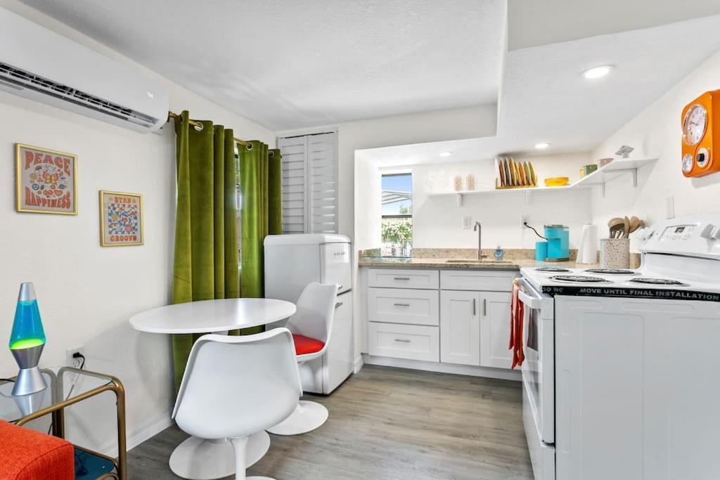 That 70'S Themed Apt Close To Coffee, Food + Shops Tampa Exterior photo