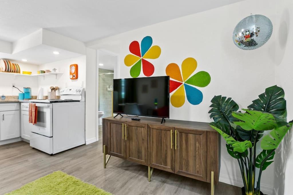 That 70'S Themed Apt Close To Coffee, Food + Shops Tampa Exterior photo