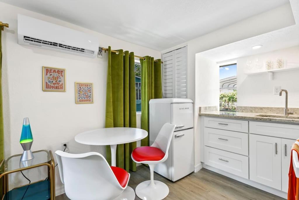 That 70'S Themed Apt Close To Coffee, Food + Shops Tampa Exterior photo